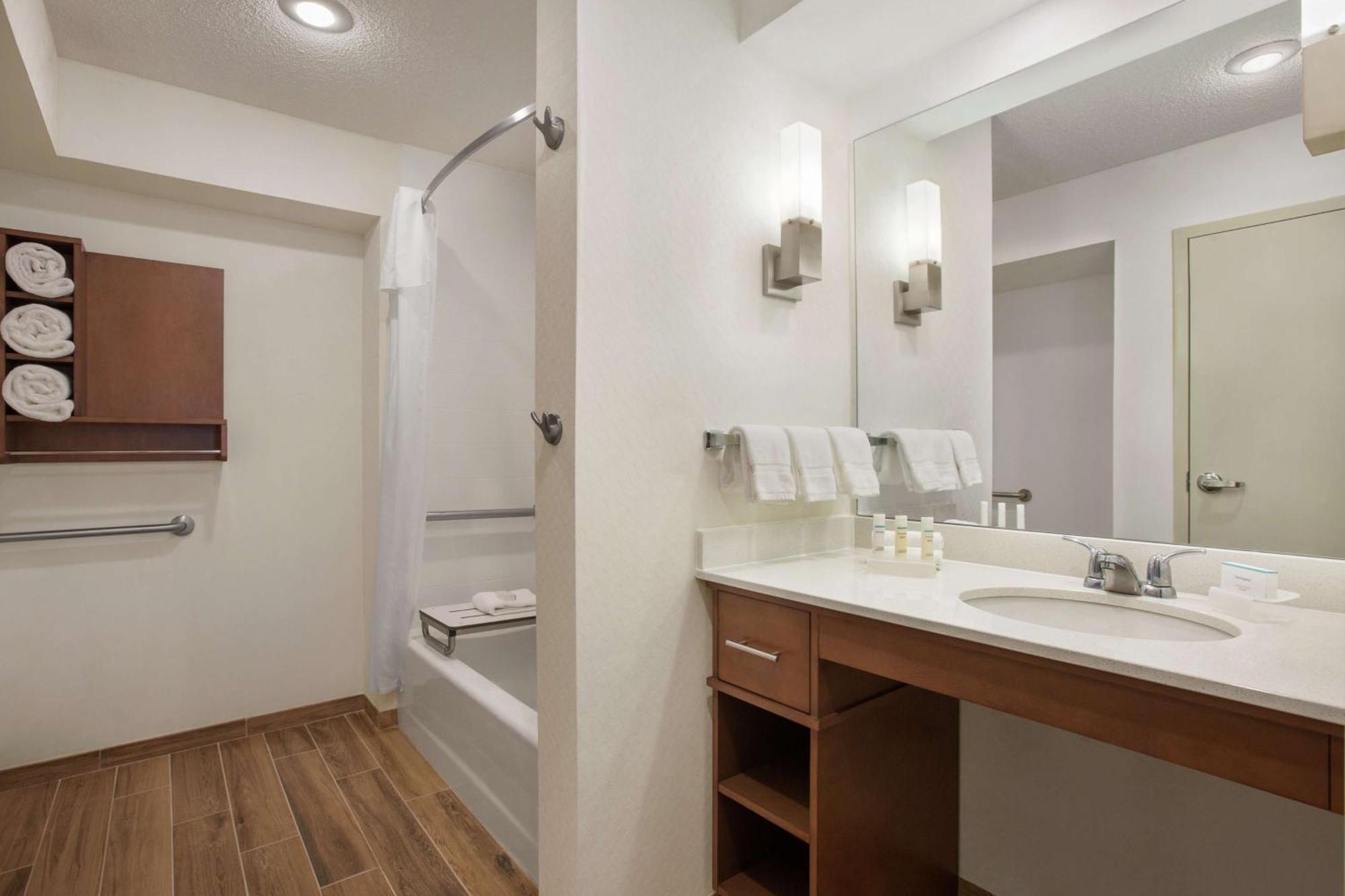 Hotel Homewood By Hilton Kansas Airport